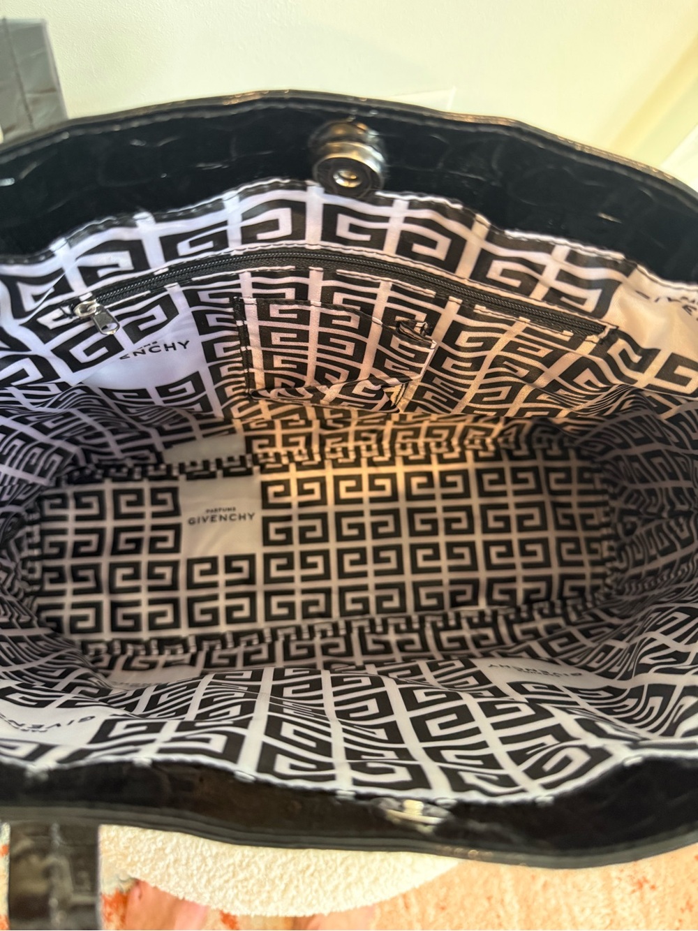 NWT Givenchy Parfums Black Croc Embossed Patent Tote Bag 4G Logo Shopper - Picture 9 of 9